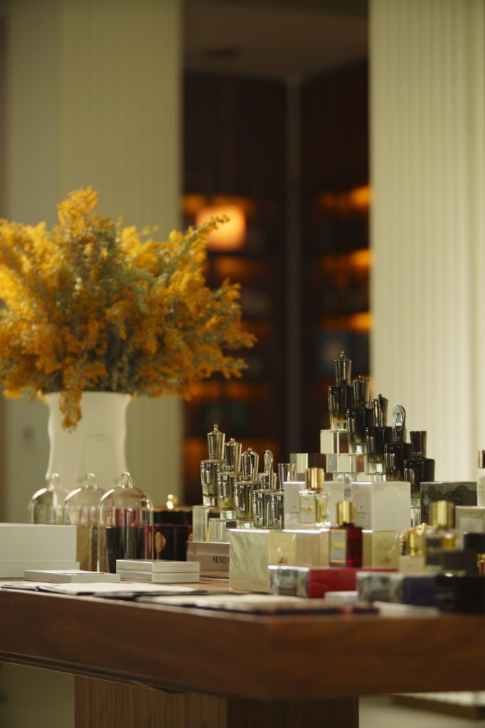 A table with many different types of perfumes on it