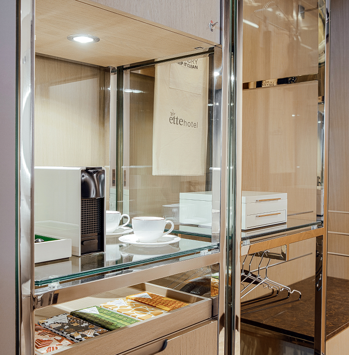 Glass cabinet with coffee maker and minibar in the Wellness Suite at ette hotel