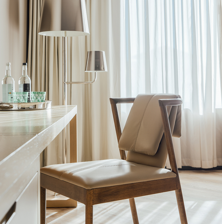 Writing desk with chair and lamp in a guest room at ette hotel